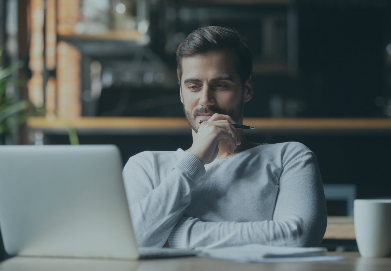person der sidder med sin computer