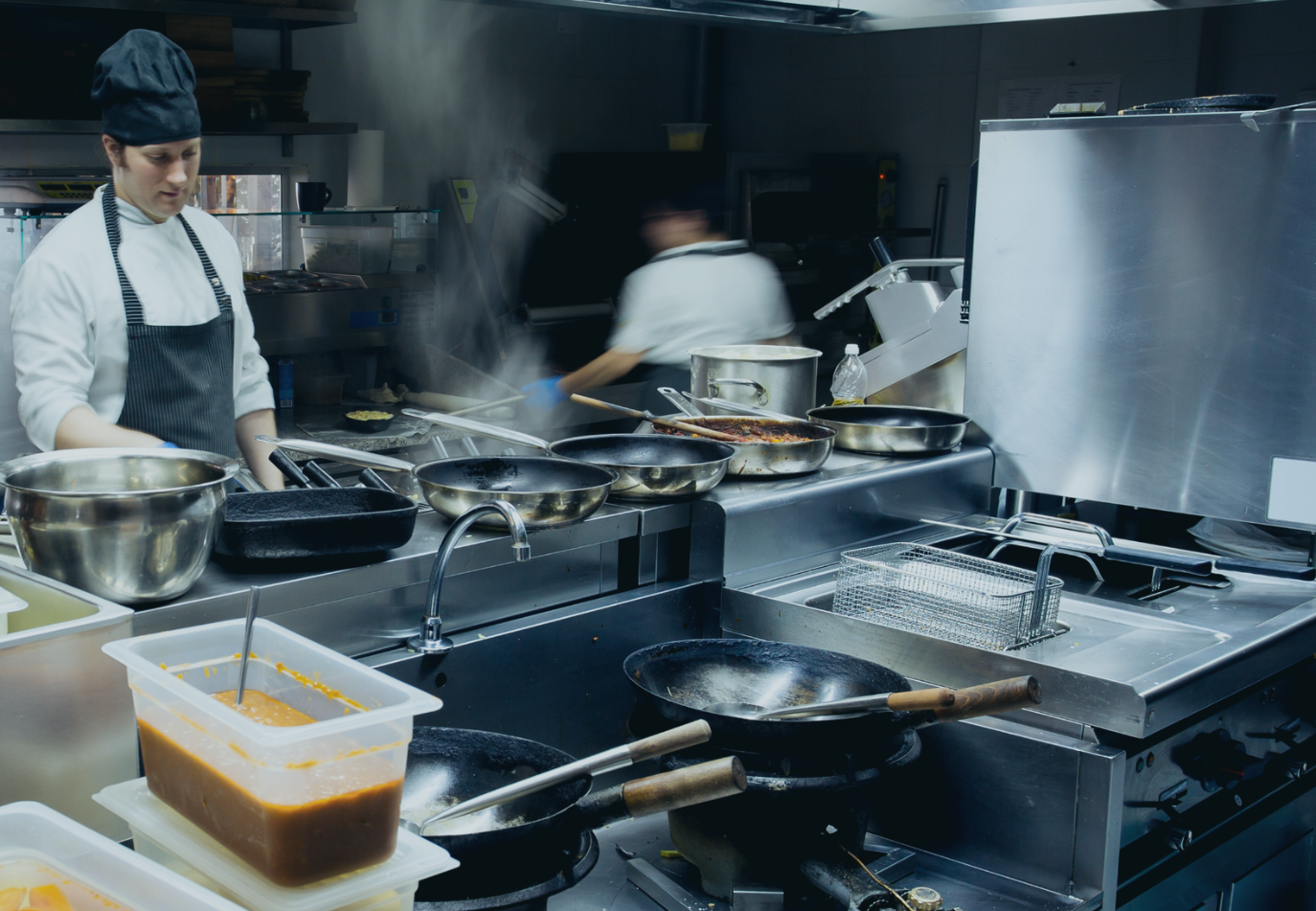 kokke der laver mad i catering køkken