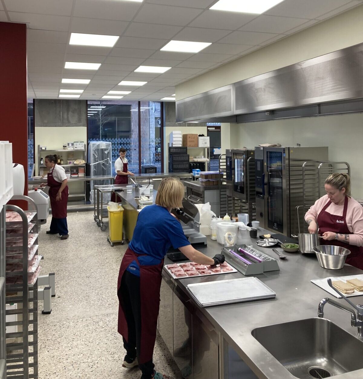 Billede af &Deli's køkken